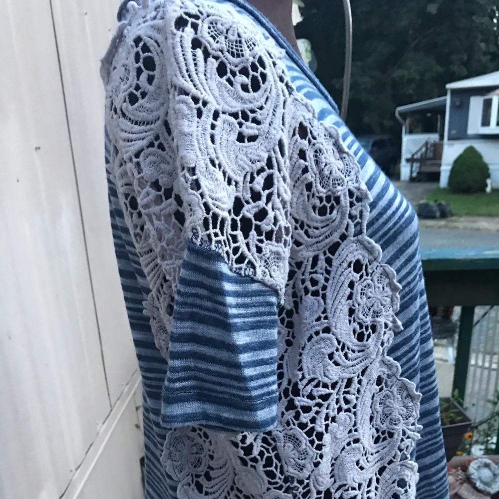 STRIPE TOP WITH SEE THROUGH THICK LACE